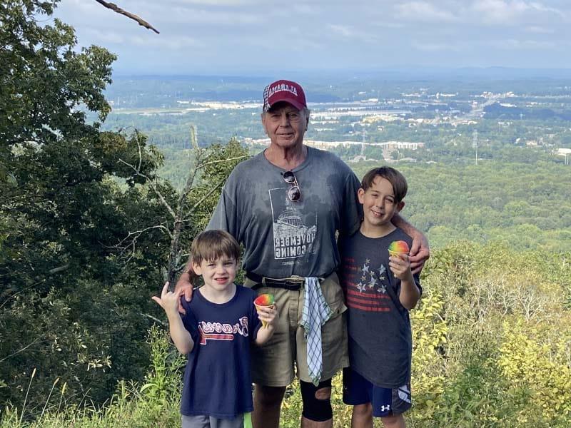 Bruce Dunning con sus nietos Hudson, a la izquierda, y Carter después de caminar hasta la cima de Kennesaw Mountain cerca de Atlanta. (Foto cortesía de Becky Engram)